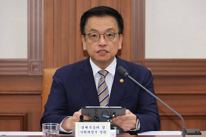 최상목 부총리 겸 기획재정부 장관이 15일 서울 종로구 정부서울청사에서 열린 경제관계장관회의 겸 산업경쟁력강화 관계장관회의에서 발언하고 있다. ⓒ연합뉴스