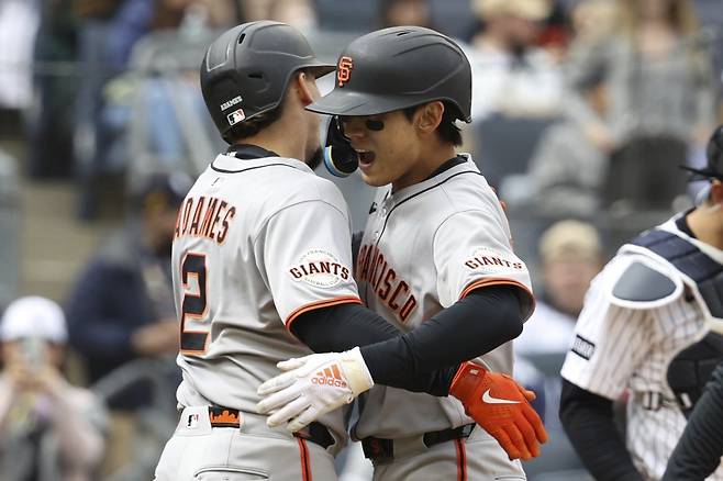 샌프란시스코 이정후(오른쪽)가 14일(한국시간) 양키스타디움에서 열린 양키스와 원정경기 도중 홈런을 치고 동료 윌리 아다메스와 기뻐하고 있다. 뉴욕｜AP뉴시스