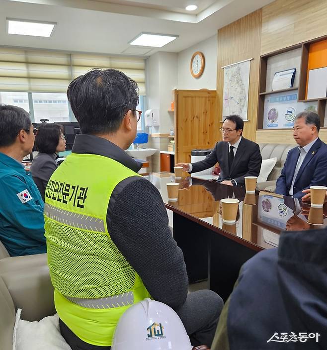 임태희 경기도교육감이 지난 14일 최근 인근 지역에서 발생한 지반 침하 현장과 관련해 광명시 빛가온초등학교(학교장 김영득)를 긴급 방문했다. 사진제공｜경기도교육청