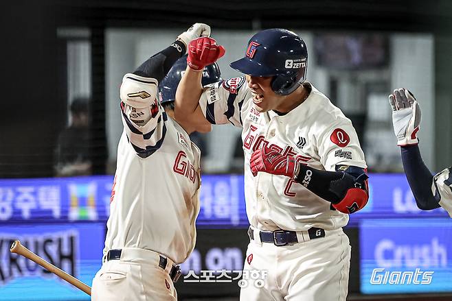 롯데 전준우가 15일 사직 키움전에서 역전 투런포를 날린 뒤 홈에서 동료들과 기뻐하고 있다. 롯데자이언츠 제공