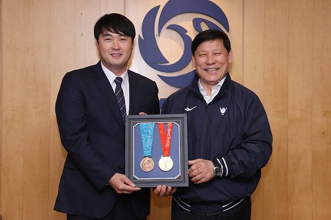 ▲ 삼성 정대현 수석코치와 KBO 허구연 총재. ⓒ KBO