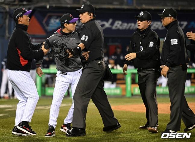 4월 11일 잠실 두산전에서 심판진에 강하게 어필하는 염경엽 감독(왼쪽에서 2번째).