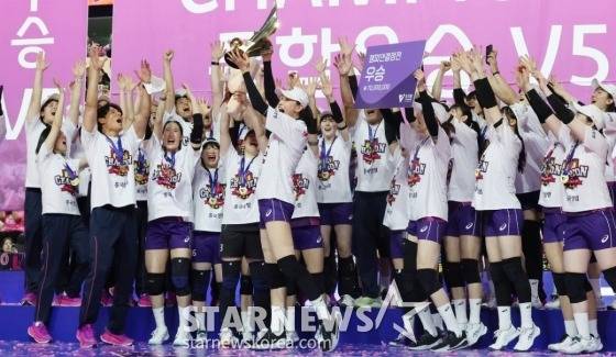 흥국생명 선수들이 지난 8일 우승을 차지한 뒤 기뻐하고 있다. /사진=김진경 대기자