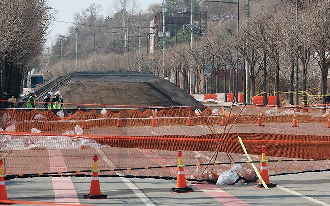 강동구 명일동에서 발생한 싱크홀로 시민 불안이 커졌다. [사진 | 뉴시스]&nbsp;