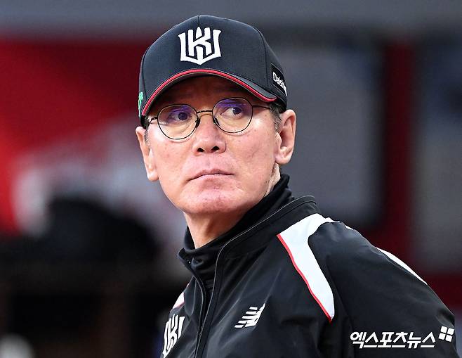 11일 오후 수원KT위즈파크에서 열린 '2025 신한 SOL Bank KBO리그' 삼성 라이온즈와 KT 위즈의 경기, 경기 전 KT 이강철 감독이 관중석을 바라보고 있다. 엑스포츠뉴스 DB