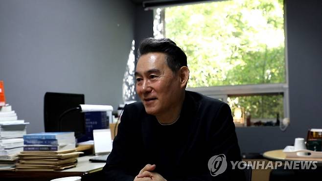 2022년 10월 연합뉴스와 인터뷰 중인 하종강 당시 성공회대 노동아카데미 주임교수 [연합뉴스 사진]