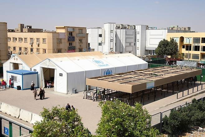 유엔난민기구(UNHCR) 이집트사무소가 운영하는 난민등록센터 (카이로=연합뉴스) 성도현 기자 = 지난달 23일(현지시간) 이집트 카이로 인근 유엔난민기구(UNHCR) 난민등록센터. 정문 앞은 난민 신청을 위해 이른 아침부터 수단 난민 등 수백명이 몰려 시장통을 이뤘고, 점심 시간이 다가오니 대기 줄이 한산해졌다. 2025.4.15 raphael@yna.co.kr