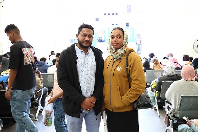 수단 수도 하르툼서 피란 온 난민 부부 (카이로=연합뉴스) 성도현 기자 = 지난달 23일(현지시간) 이집트 카이로 인근 유엔난민기구(UNHCR) 난민등록센터를 찾은 수단 난민 야세르 아흐메드(왼쪽) 씨 부부가 난민 신청 절차를 위해 대기하면서 연합뉴스와 인터뷰를 하고 있다. 2025.4.15 raphael@yna.co.kr