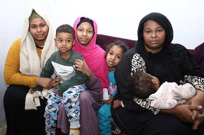 이집트 카이로서 현지인과 함께 거주하는 수단 난민 가족 (카이로=연합뉴스) 성도현 기자 = 이집트 카이로 내 수단 커뮤니티에서 네 자녀 및 여동생과 거주하는 수단 난민 니헬 압델 라흐만(맨 오른쪽) 씨가 막내아들을 안고 지난달 22일(현지시간) 자택에서 연합뉴스와 인터뷰를 하고 있다. 16개월인 막내아들은 천식과 폐렴, 영양실조가 심해 병원 치료를 받고 있다. 2025.4.15 raphael@yna.co.kr