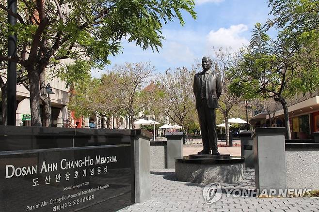 美 리버사이드시에 자리한 도산 안창호 선생 동상  홍명기 이사장을 비롯한 동포사회 기부와 한국 정부의 지원으로 미국 캘리포니아주 리버사이드시에 세워진 도산 안창호 선생의 동상. [연합뉴스 자료사진].