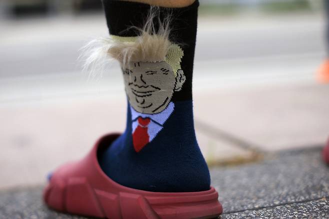 '트럼프 양말'을 신고 있는 지지자. 기사와 관련 없는 자료사진입니다.   [연합뉴스 자료사진]