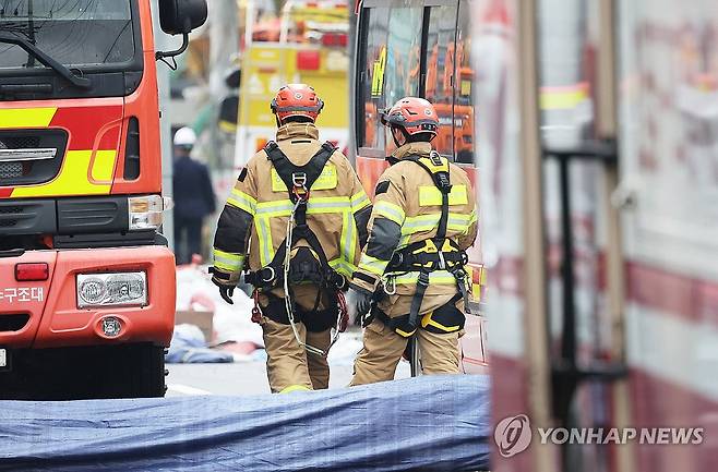 이동하는 구조대원들 (광명=연합뉴스) 홍기원 기자 = 붕괴 사고가 발생한 경기도 광명시 신안산선 지하터널 공사 현장에서 14일 구조대원들이 이동하고 있다. 지난 11일 경기도 광명시 신안산선 복선전철 제5-2공구 지하터널 공사 현장과 상부 도로가 함께 붕괴하는 사고가 났다. 2025.4.14 xanadu@yna.co.kr