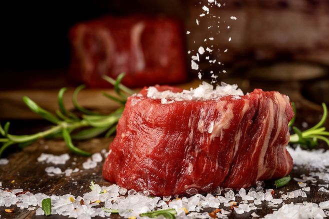 스테이크에 소금 뿌리는 모습
