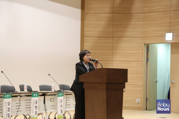 16일 오후 2시, 국회의원회관 대회의실에서 열린 '영유아 교육·보육 통합기관 설립 및 운영기준 방안 모색' 유보통합 관련 연구용역 결과 설명회에서&nbsp;김경숙 한국어린이집총연합회장이 인사말을 하고 있다. 소장섭 기자 ⓒ베이비뉴스&nbsp;