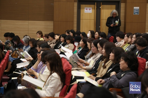 16일 오후 2시, 국회의원회관 대회의실에서 열린 '영유아 교육·보육 통합기관 설립 및 운영기준 방안 모색' 유보통합 관련 연구용역 결과 설명회에서 보육 관계자들이 공병호 교수의 연구 발표를 경청하고 있다. 소장섭 기자 ⓒ베이비뉴스