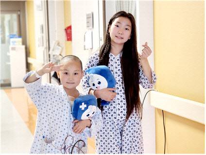 부천세종병원에서 의료나눔으로 성공적으로 치료받은 몽골 국적 심장병 환아들이 회복 후 병동에서 기념 촬영하고 있다.  부천세종병원 제공