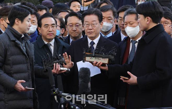 이재명 더불어민주당 대선 예비후보는 현재 5건의 범죄 혐의로 기소돼 재판을 받고 있을 정도로 검찰과 가장 악연이 깊다. 사진은 2023년 1월 ‘성남FC 후원 의혹’으로 수원지검 성남지청 출석 당시 모습. (사진=이영훈 기자)