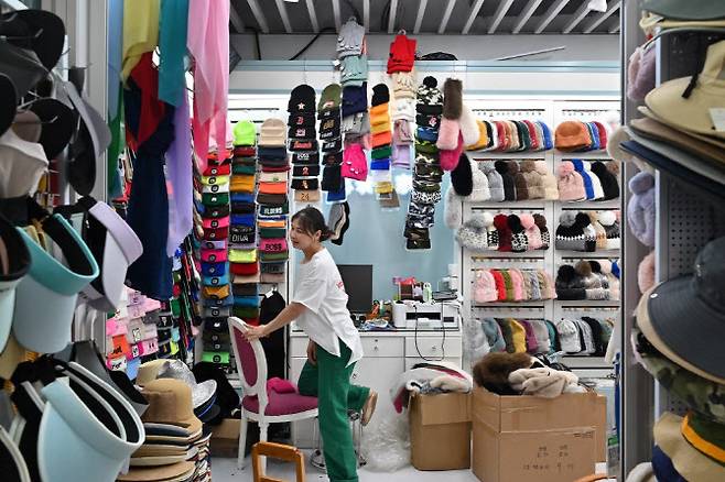 중국 저장성 이우의 국제무역시장에서 한 상인이 일하고 있다. (사진=AFP)