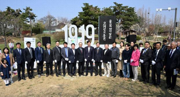 지난 4일 오전 경기도 안산시 화랑유원지에서 열린 고려인 독립운동기념비 제막식에서 참석자들이 기념촬영을 하고 있다.(사진=안산시)