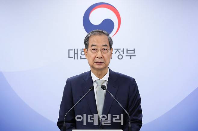한덕수 대통령 권한대행 국무총리가 지난 4일 서울 종로구 정부서울청사에서 윤석열 대통령 탄핵인용과 관련해 대국민담화를 하고 있다. 국무총리실 제공.