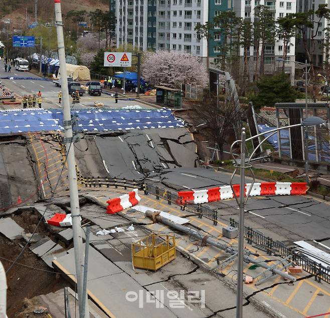 경기 광명시 신안산선 공사 현장 붕괴 사고 사흘째인 13일 사고 현장에서 소방대원 및 관계자들이 수색 재개 시점을 고민하고 있다. 현재까지 구조되지 못한 실종자는 포스코이앤씨 소속 50대 근로자다. (사진=방인권 기자)