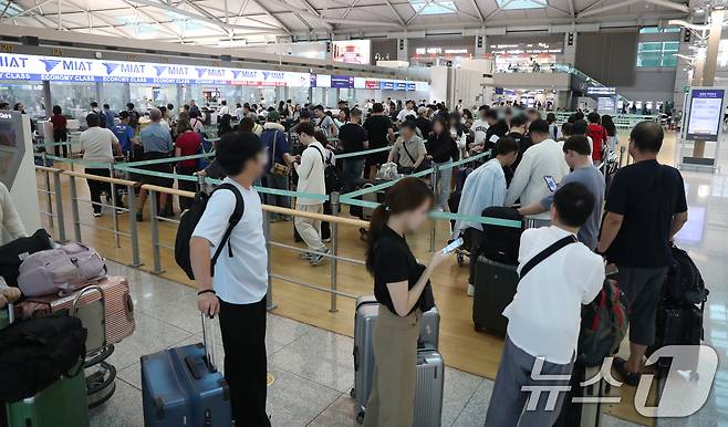 인천국제공항 출국장에서 이용객들이 탑승 수속을 위해 줄 서 있다. 뉴스1 ⓒ News1 이승배 기자