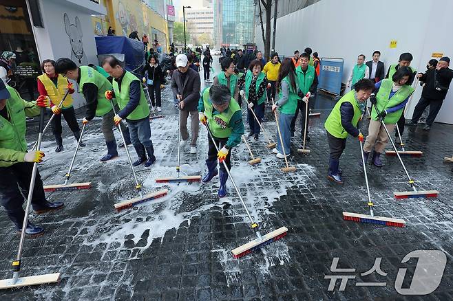 명동주민센터와 롯데백화점, 명동관광특구 상인회, 자원봉사자, 명동 복지회 관계자 등이 16일 오전 서울 중구 명동관광특구 일대에서 2025년 봄맞이 명동 거리 대청소를 하고 있다. 2025.4.16/뉴스1 ⓒ News1 박정호 기자