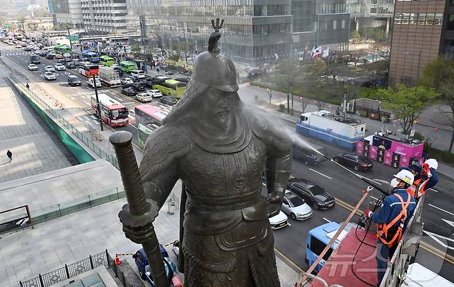 서울시 관계자들이 16일 오전 서울 광화문 광장에서 이순신 장군 동상을 세척을 하고 있다. (공동취재) 2025.4.16/뉴스1 ⓒ News1 민경석 기자