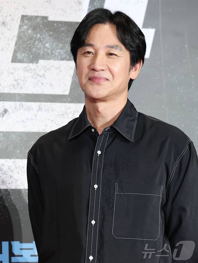 배우 엄태웅이 15일 서울 강남구 메가박스 코엑스에서 열린 영화 '야당'(감독 황병국) VIP 시사회에 참석해 포즈를 취하고 있다. 2025.4.15/뉴스1 ⓒ News1 권현진 기자