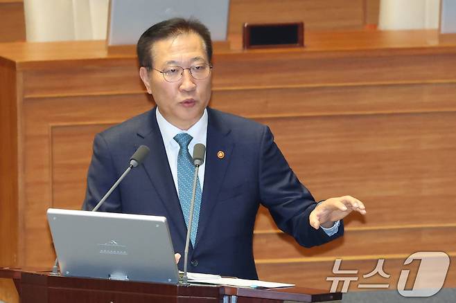 박성재 법무부장관이 16일 오후 서울 여의도 국회에서 열린 본회의 교육·사회·문화에 관한 질문에서 백혜련 더불어민주당 의원의 질의에 답하고 있다. 2025.4.16/뉴스1 ⓒ News1 이광호 기자