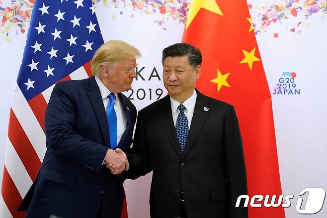 지난 2019년 6월 도널드 트럼프 미국 대통령과 시진핑 중국 국가주석이 29일 일본 오사카에서 열린 미·중 정상회담에 앞서 악수하고 있다. 2019.6.29/뉴스1 ⓒ 로이터=뉴스1 ⓒ News1 포토공용 기자