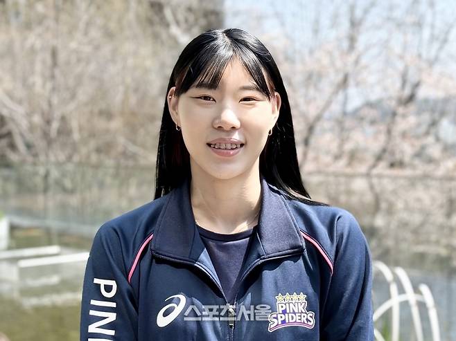 흥국생명 정윤주가 15일 경기도 화성 롤링힐스 호텔에서 본지와 만나 인터뷰한 뒤 사진 촬영에 임하고 있다. 화성 | 정다워 기자