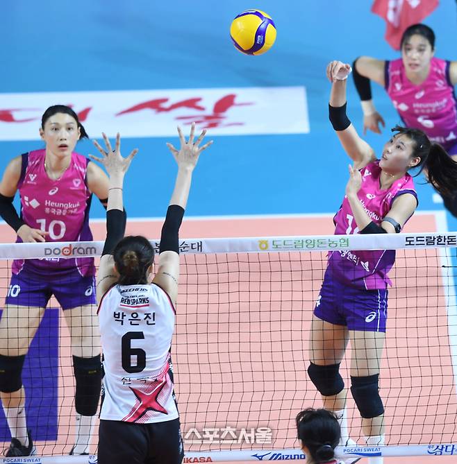 흥국생명 정윤주가 2일 인천 삼산월드체육관에서 열린 2024~2025 V-리그 여자부 챔피언 결정전 2차전 정관장과 경기에서 스파이크를 날리고 있다. 2025. 4. 2. 삼산 | 최승섭기자 thunder@sportsseoul.com