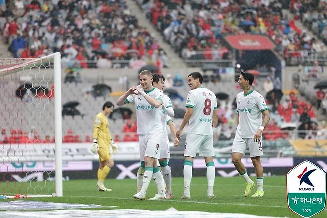 대전 구텍이 득점 후 동료들과 기쁨을 나누고 있다. 사진 | 한국프로축구연맹