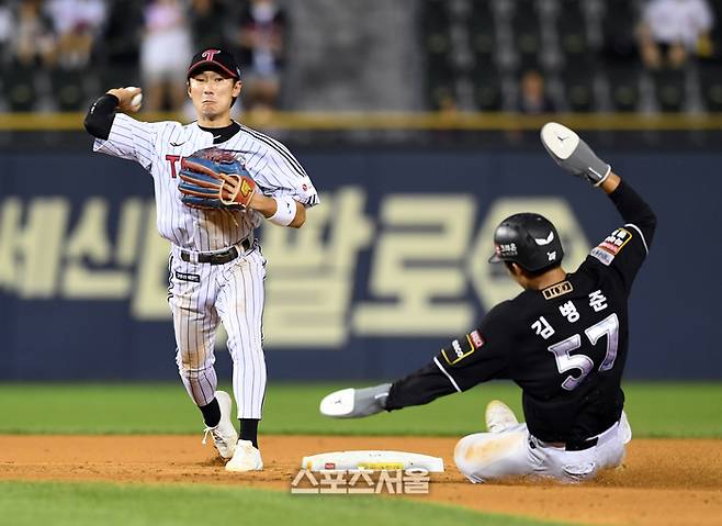 LG 2루수 신민재(왼쪽)가 29일 잠실구장에서 열린 2024 KBO리그 KT와 경기 4회초 1사 상황에서 1루로 공을 던지고 있다. 잠실 | 박진업 기자 upandup@sportsseoul.com