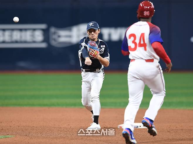 대한민국 야구 대표팀의 2루수 신민재가 2일 고척스카이돔에서 열린 쿠바와 2차 평가전 4회말 1사 1루 쿠바 발도킨의 병살타 때 1루 주자 비날레스를 포스아웃한 뒤 1루로 송구하고 있다. 고척 | 박진업 기자 upandup@sportsseoul.com
