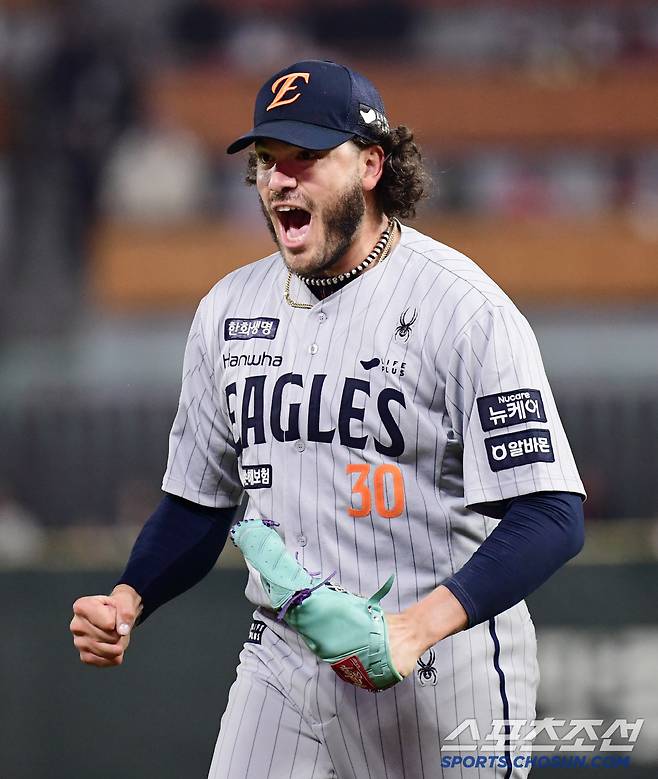 6회 투구를 마치고 환호하는 폰세.