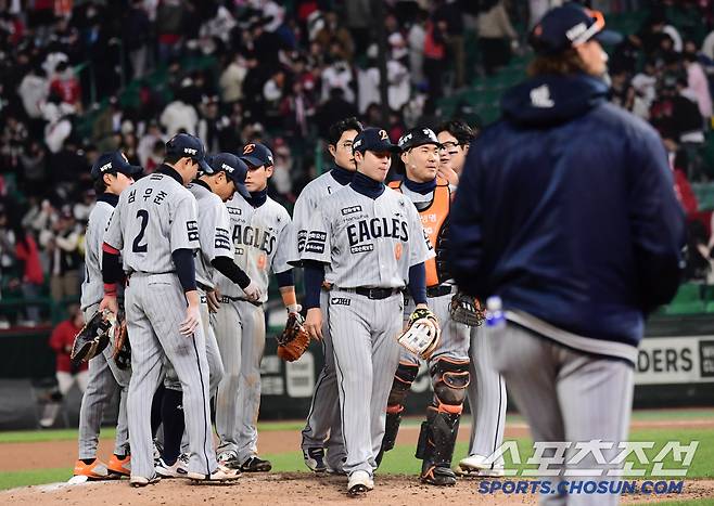 경기 종료 후 승리의 기쁨을 나누고 있는 한화 선수들.