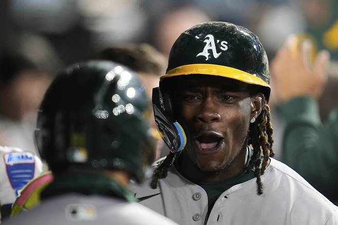 로렌스 버틀러가 6회 홈런을 치고 들어온 타일러 소더스트롬을 격하게 반기고 있다. AP연합뉴스