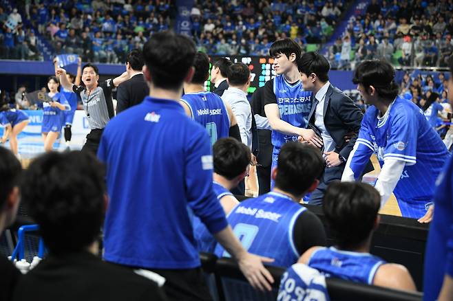 강 혁 감독 퇴장 장면. 사진제공=KBL