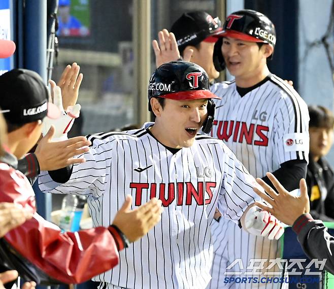 16일 잠실야구장에서 열린 삼성과 LG의 경기, 5회말 1사 1,2루 LG 박동원이 3점홈런을 치고 홈인하며 기뻐하고 있다. 잠실=허상욱 기자wook@sportschosun.com/2025.04.16/