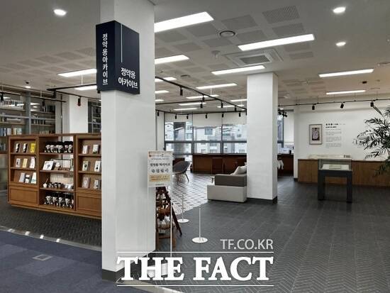 남양주시가 최근부터 운영을 시작한 정약용도서관 내 '정약용 아카이브' 상설 전시장의 모습./남양주시