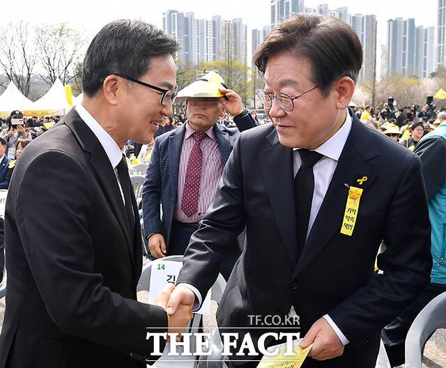 악수하는 김동연(왼쪽)과 이재명.