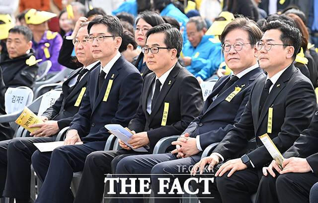 '세월호 참사 11주기 기억식'에 참석한 권영세 국민의힘 비대위원장과 김경수 전 경남지사, 김동연 경기도지사, 이재명 전 더불어민주당 대표, 박찬대 더불어민주당 당대표 직무대행 겸 원내대표(왼쪽부터).