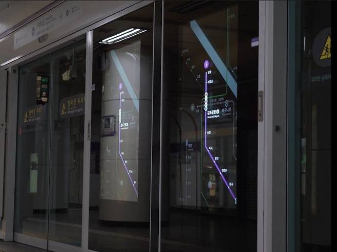 지하철 승강장 안전문 '투명 OLED'에 송출된 신형 단일도선도. 서울시 제공