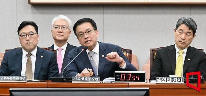 최상목 부총리 겸 기획재정부 장관이 16일 국회 법제사법위원회에서 열린 '기획재정부 장관 최상목 탄핵소추사건 조사' 청문회에서 발언하고 있다. 2025.4.16 김현민 기자