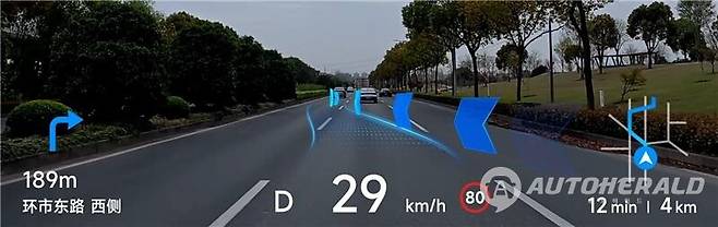 현대모비스가 상해모터쇼에서 선보일 중국 시장 특화 AR-HUD 전개 화면, 다양한 주행 정보를 차량 전면 유리창에 띄워 운전 보조 역할을 한다. (현대모비스)