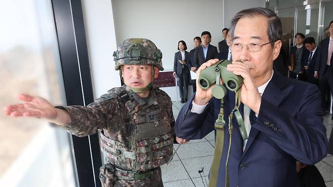 한덕수 대통령 권한대행(오른쪽)은 한국이 다른 국가들과 함께 미국 관세에 맞서지 않을 것이라고 언급했다