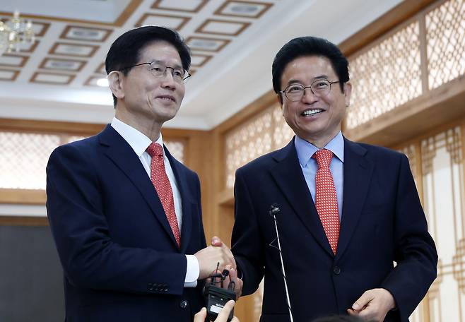 제21대 대통령 선거 출마를 선언한 김문수 전 고용노동부 장관(왼쪽)과 이철우 경북지사