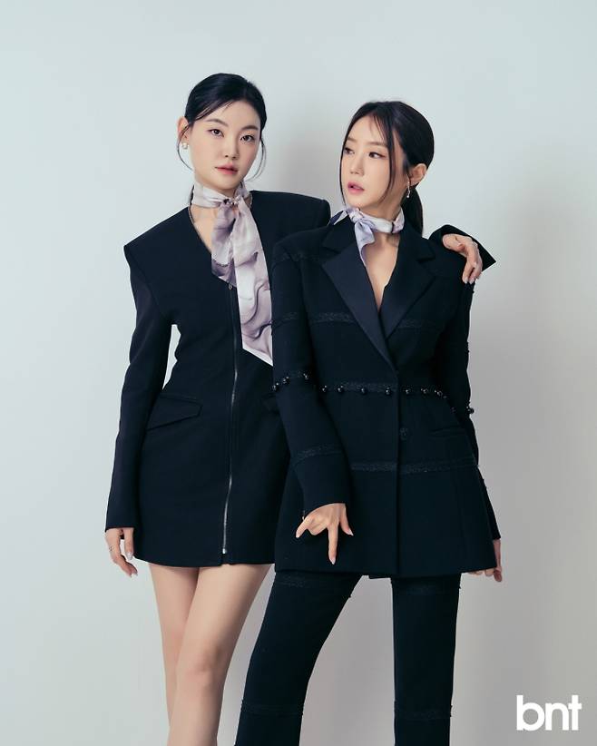 양혜란 원피스는 딘트, 권은진 셋업은 그리디어스, 액세서리는 세인트메리 제품.